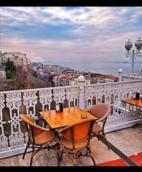 Appartement 3+1 , Historical Elevator, Warm House Next To Sea à İzmir Extérieur photo